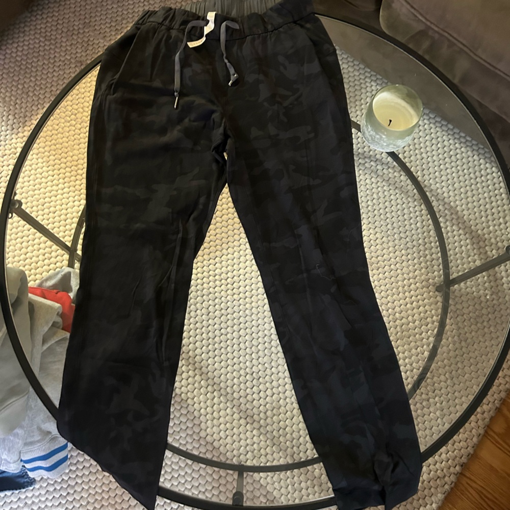 CAMO LULULEMON JOGGERS - SIZE 6